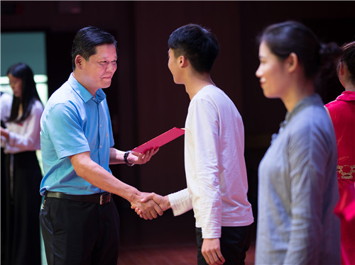 重温革命历史 传承红色基因 ——万象城官网举行“诵读红色家书 牢记时代使命”比赛