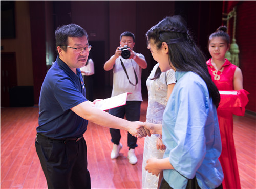 重温革命历史 传承红色基因 ——万象城官网举行“诵读红色家书 牢记时代使命”比赛