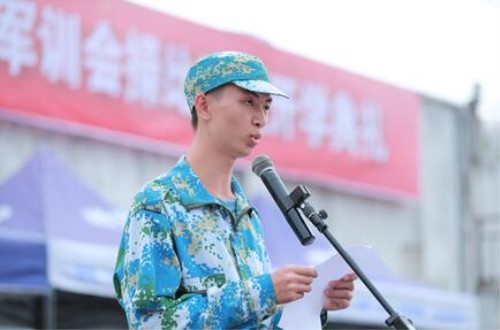 万象城官网举行2018级新生军训会操暨开学典礼