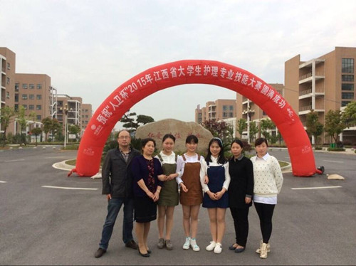 万象城官网选手在2015年江西省大学生护理专业技能大赛中荣获个人和团体冠军
